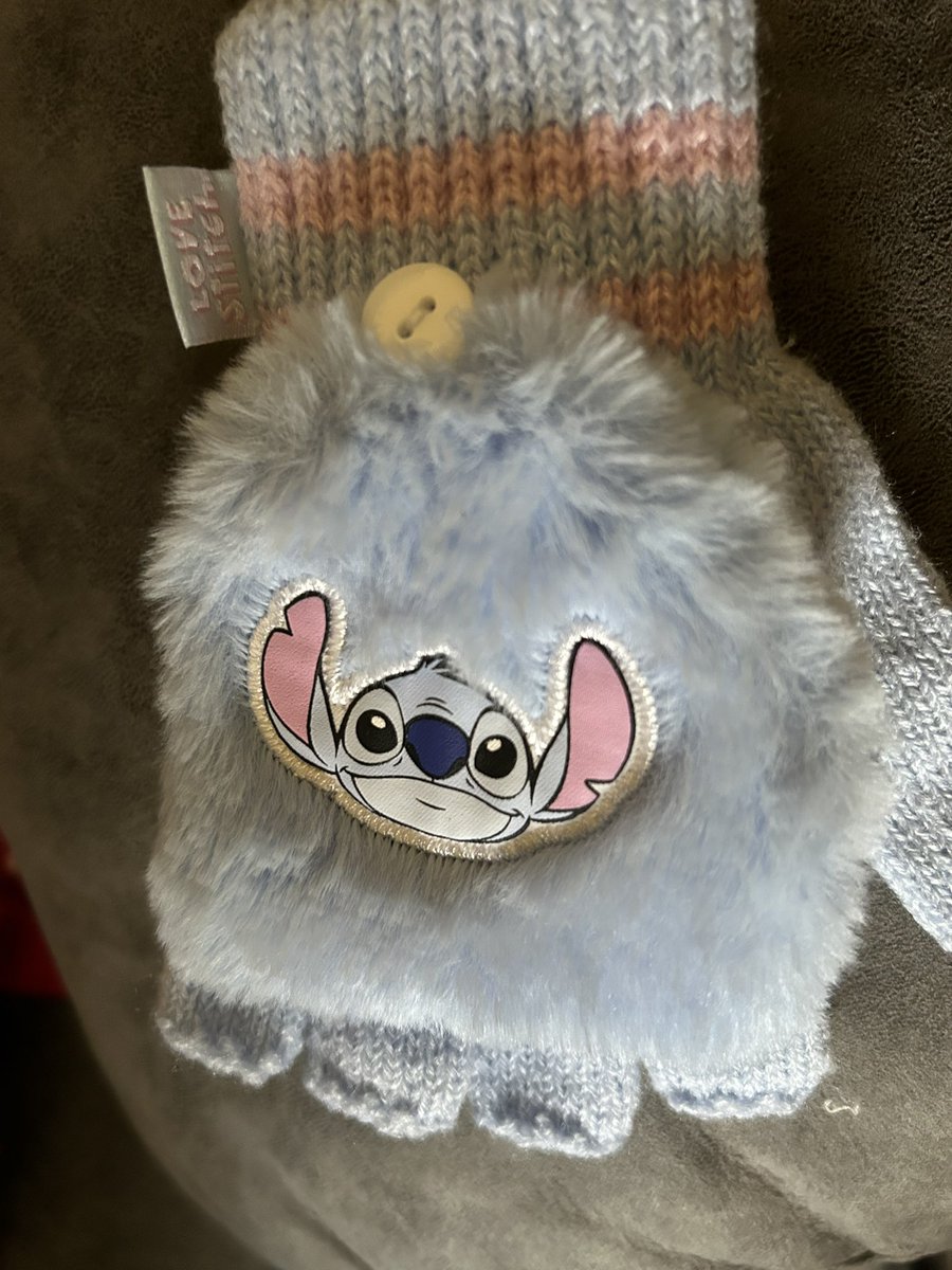 Papillion121's tweet photo. @MrSHowe3 Lily -Ann we found your missing glove it’s here safe and sound opps 😆. https://t.co/AQ7gP1WbbH