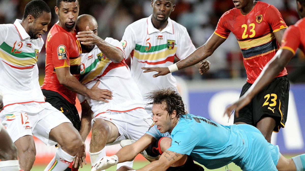 FootFacts_Fr's tweet photo. Anecdote :
"Inoubliable moment lors de la CAN 2010 🏆! L'Angola menait 4-0 contre le Mali, mais un parieur audacieux a misé 5 € sur un comeback improbable. Et devinez quoi ? Le Mali a égalisé 4-4 ! Ce parieur a décroché 5000 € avec une cote de 1000.
#Parissportifs #CAN2010 https://t.co/KYsSM4aRf3