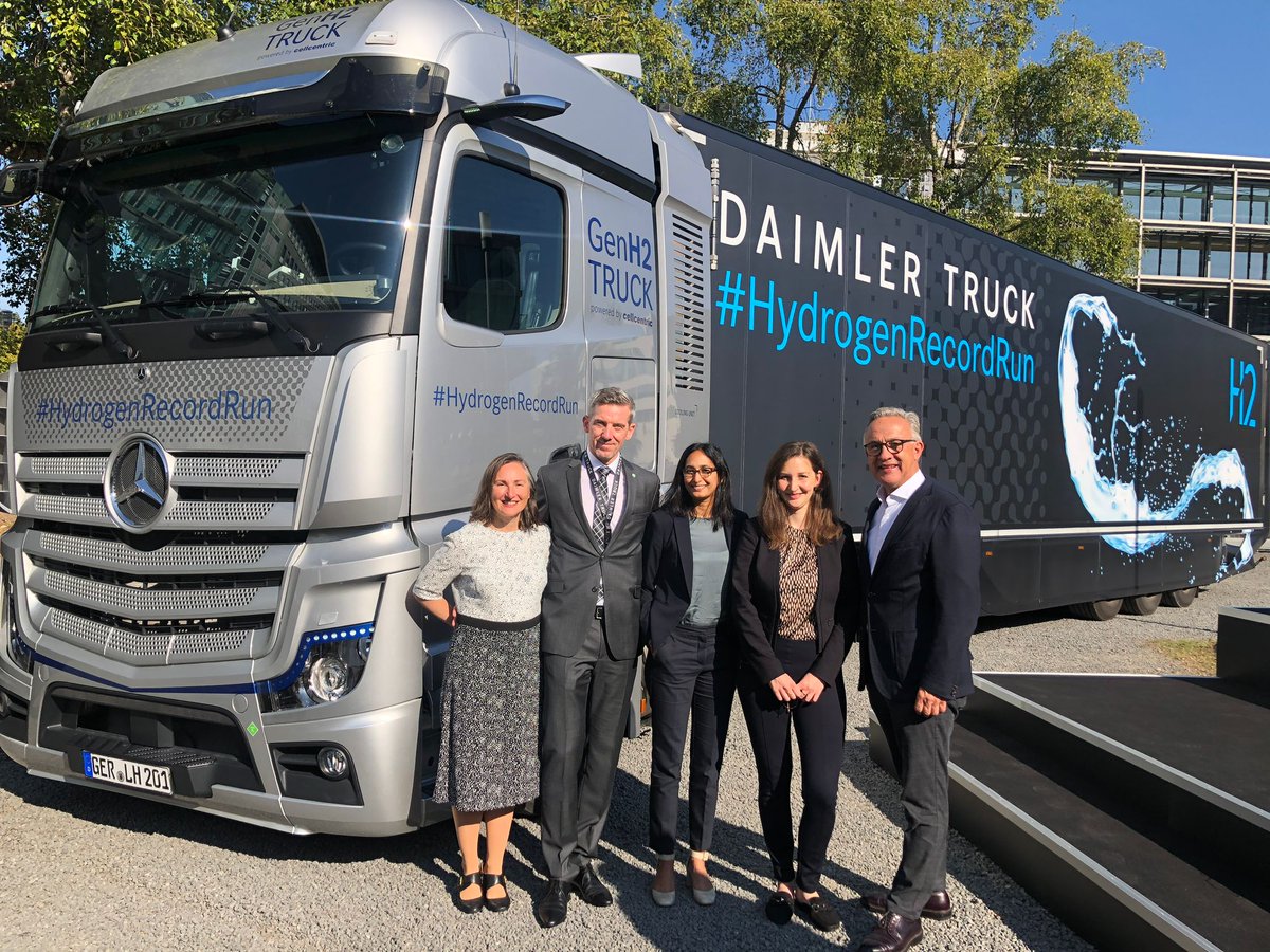 H2Europe's tweet photo. 🚀#HydrogenRecordRun Witness history in motion as a 40-ton @DaimlerTruck #fuelcell truck shatters limits conquering over 1000+ km on a single tank of #H2🚍💧
#TUV officially certified this extraordinary journey, a seamless run from Woerth to Berlin via Cologne, Hanover & Hamburg https://t.co/e1PGRln09b
