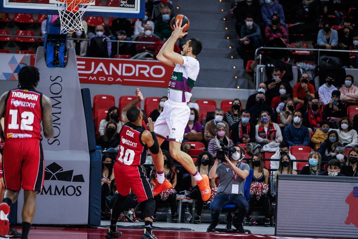 unicajaCB's tweet photo. 🔙 Mañana nos reencontraremos con un viejo conocido en las filas del @CasademontZGZ 
👋 ¡Hola, @dkravic11! See you tomorrow!
 🏆 J. 2 @ACBCOM
⌚️ 20 h
📌 Pabellón Príncipe Felipe
📺 @MovistarPlus
📻 https://t.co/3EcWUgFK8j (en DIRECTO desde #LeGrandCaféCentro)
💚💜#YoSoyDelUnicaja https://t.co/E3Wp3xvzTf