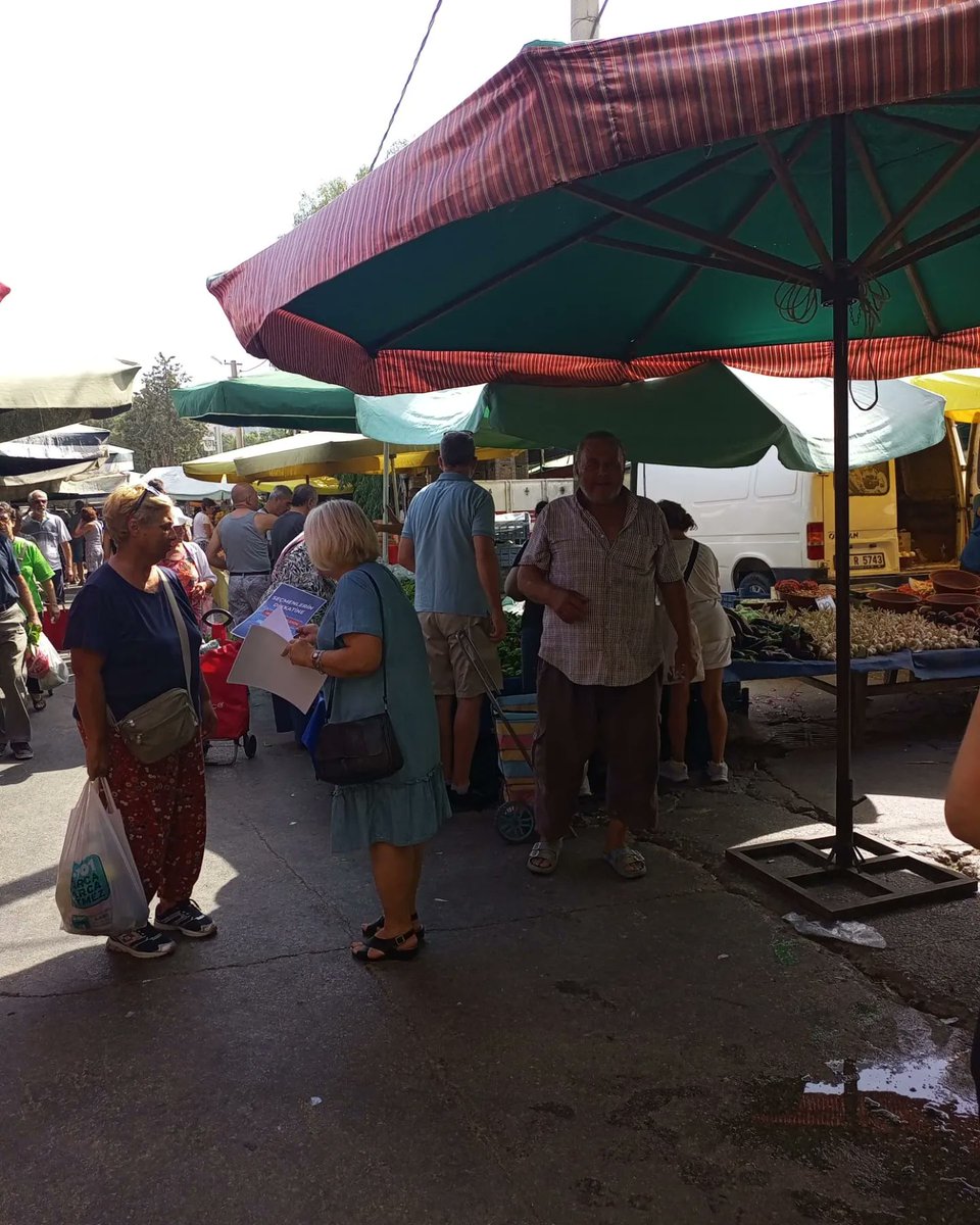 Kadın kollarımız ve ilçe  yönetimimiz, adres değişikliği bildirimlerinin 1 Ekim'e kadar yapılması gerektiğine yönelik bildiriler dağıttı.