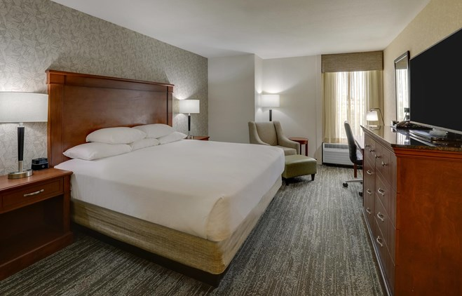 drury1hotels's tweet photo. This deluxe room features one king bed and comfortable seating. In-room amenities include free Wi-Fi, a TV, microwave, refrigerator, hairdryer, iron and ironing board. https://t.co/5a61Vbs8B2