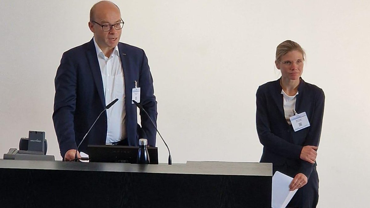 Helmholtz-Zentrum für Infektionsforschung –inaktiv (@helmholtz_hzi) on Twitter photo „#Epidemiologie im Wandel – Innovationen und Herausforderungen“ lautet das Motto der Jahrestagung @dgepi_ev vom 26. bis 28.09.23 an der <a href="/Uni_WUE/">Universität Würzburg #UniWürzburg</a>. Heute eröffneten #DGEPI-Präsident Marcus Dörr & seine Stellvertreterin & HZI-Forscherin Berit Lange die Tagung uni-wuerzburg.de/aktuelles/einb… „#Epidemiologie im Wandel – Innovationen und Herausforderungen“ lautet das Motto der Jahrestagung @dgepi_ev vom 26. bis 28.09.23 an der <a href="/Uni_WUE/">Universität Würzburg #UniWürzburg</a>. Heute eröffneten #DGEPI-Präsident Marcus Dörr & seine Stellvertreterin & HZI-Forscherin Berit Lange die Tagung uni-wuerzburg.de/aktuelles/einb…