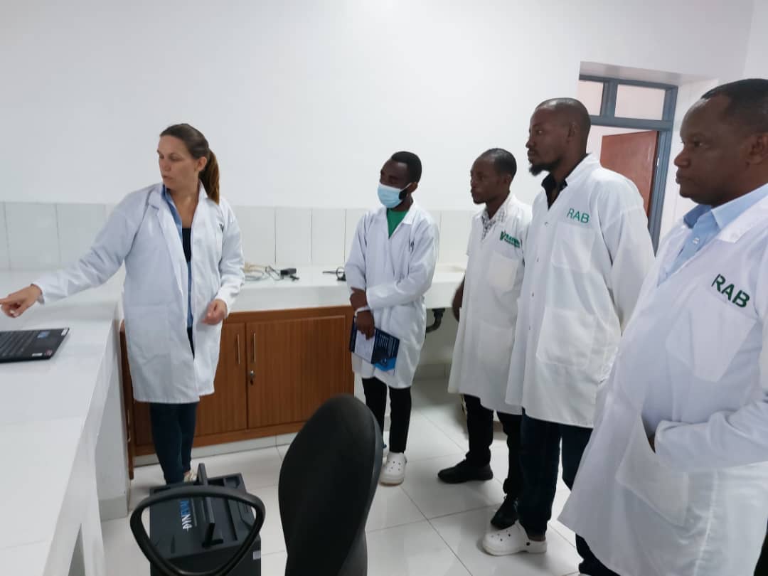 RwandaAgriBoard's tweet photo. RAB,@RoyalShowground ,in collaboration with @dyneval ,are providing training to RAB staff on using Dynescans, mobile devices for bovine semen analysis. The initiative aims to improve the efficiency of semen quality assessment at district&amp; field levels, ensuring instant results. https://t.co/G6NCYg8dW0