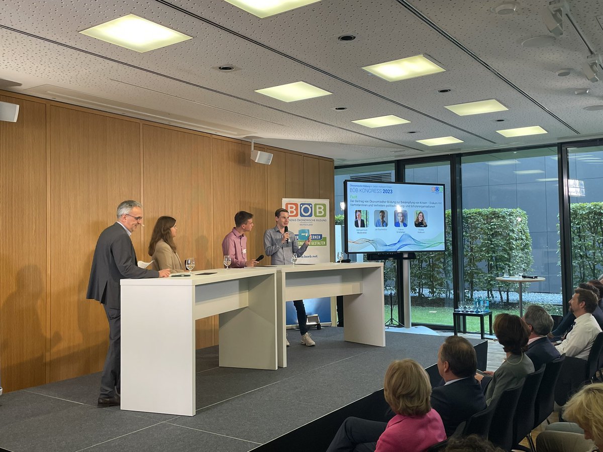 Fazit m. Vertreterinnen &amp; Vertreter politischer Jung- &amp; Schülerorganisationen: „Der Beitrag v. #ÖkonomischerBildung zur Bekämpfung v. Krisen“ mit Wiebke Maibaum, Jon Buchmüller &amp; Fabian Ernstberger. Moderation: Dr. Michael Koch 
Stream: youtube.com/live/beXTv8rkP…
#BÖBKONGRESS2023