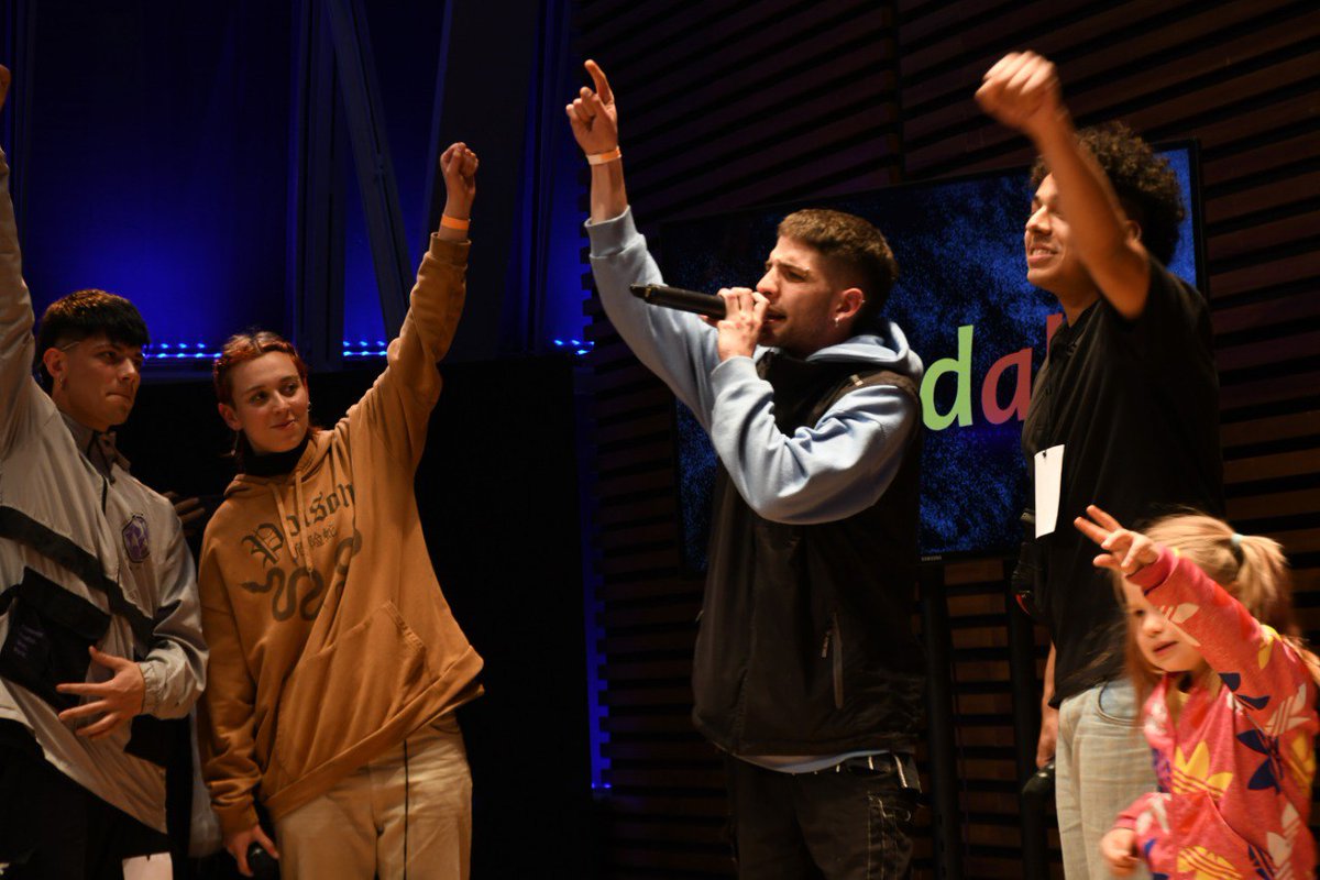InfoNodal's tweet photo. Al finalizar, Villa Mc acompañado por Suena el Bajo, compartieron unas líneas de freestyle sobre las reflexiones de García Linera, mientras Pedro Brieger lo agasajó con un presente en agradecimiento por su acompañamiento a estos 10 años que estamos celebrando.

#NODAL10Años https://t.co/qoNXKe32EE
