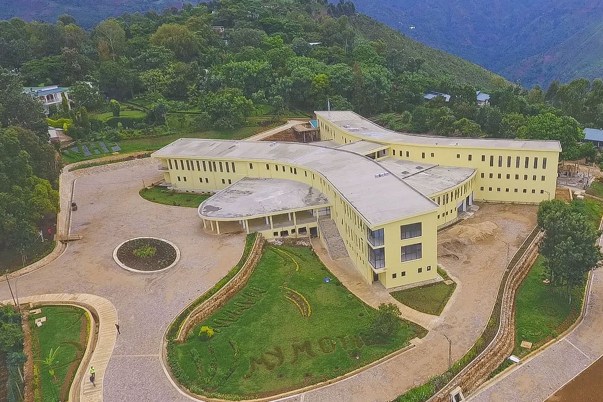dieudonnenkuru2's tweet photo. @PATTHEBURUNDIAN @PATTHEBURUNDIAN ,la diaspora burundaise est au boulot, plus même ce que tu envies des Maliens, je t'invite à visiter un jour @VHW qui a, à son sein l'Hôpital de référence de #Kigutu et @KigutuAcademy https://t.co/cfcAeWeTnG
