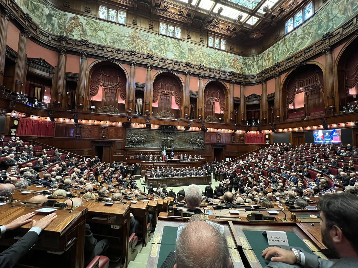 Vincenza_Lab's tweet photo. Oggi a Montecitorio emozionante e partecipato ultimo saluto al Presidente Giorgio Napolitano. #26settembre m #funeralinapolitano 
@Montecitorio https://t.co/RzRiKw4lTX