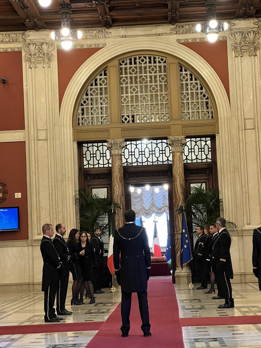Vincenza_Lab's tweet photo. Oggi a Montecitorio emozionante e partecipato ultimo saluto al Presidente Giorgio Napolitano. #26settembre m #funeralinapolitano 
@Montecitorio https://t.co/RzRiKw4lTX