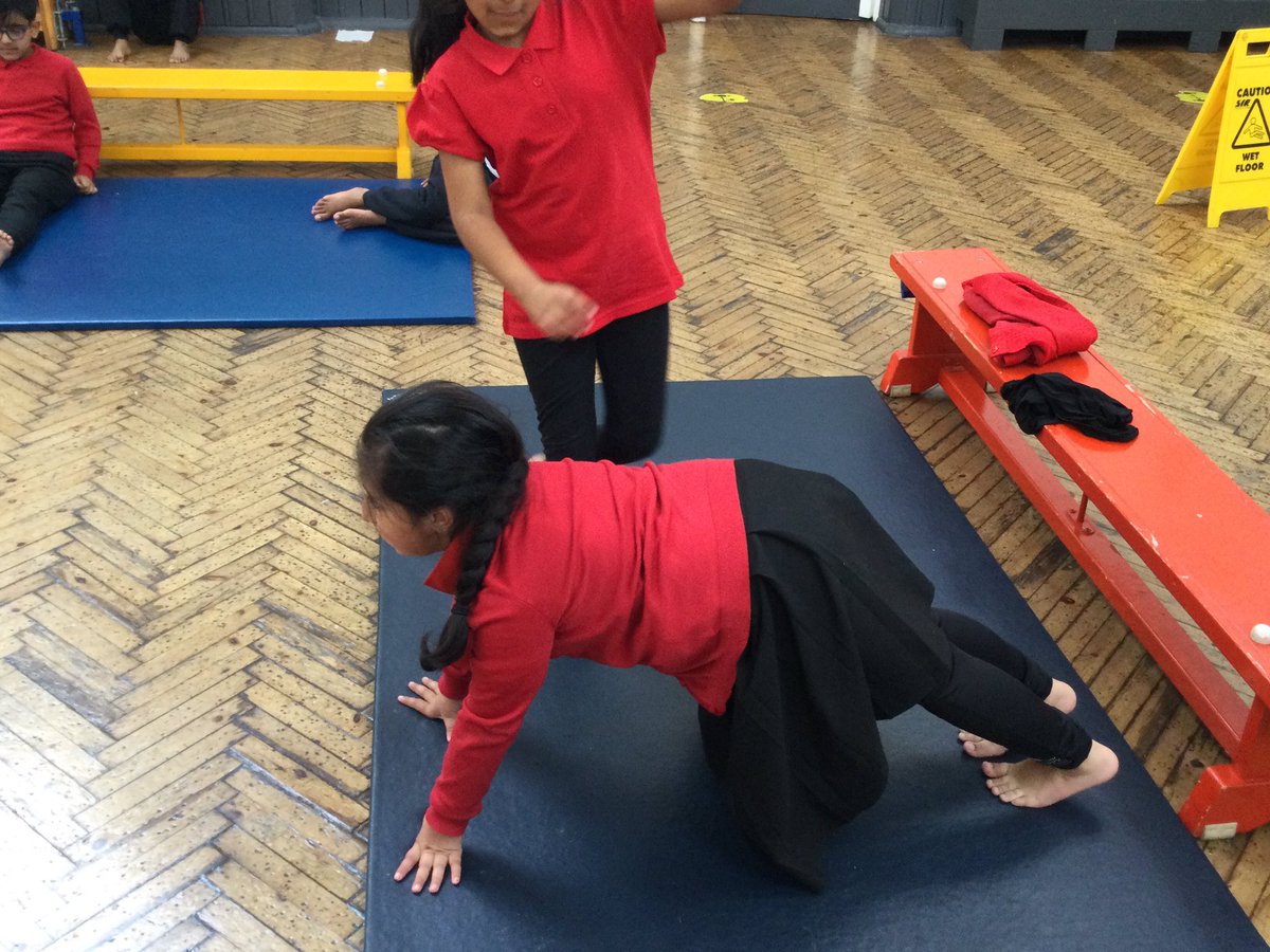 MarlboroughPrim's tweet image. Year 4 can move over and under individual bridges on low level apparatus. They have been practising making sequences.
#completepe #gymnastics