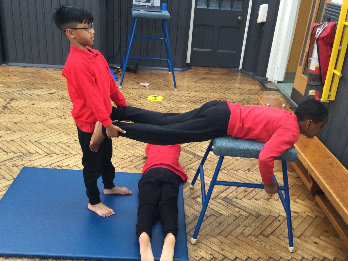 MarlboroughPrim's tweet image. Year 4 can move over and under individual bridges on low level apparatus. They have been practising making sequences.
#completepe #gymnastics