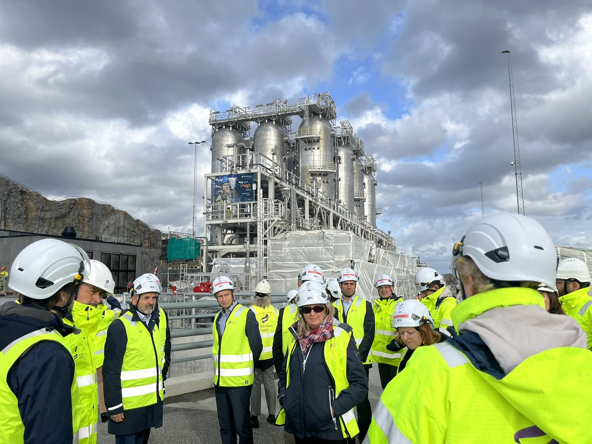 NorAmbFR's tweet photo. Un pôle industriel aux grandes ambitions.
Le projet Longship à Øygarden stockera du CO2 2600 m sous le plateau continental 🇳🇴. Il offrira aux entreprises une solution concrète pour réduire leurs #émissionsCO2. Ravi d’y emmener la délégation 🇫🇷 et la députée @PascaleBoyerEM https://t.co/Nki9qahgKN
