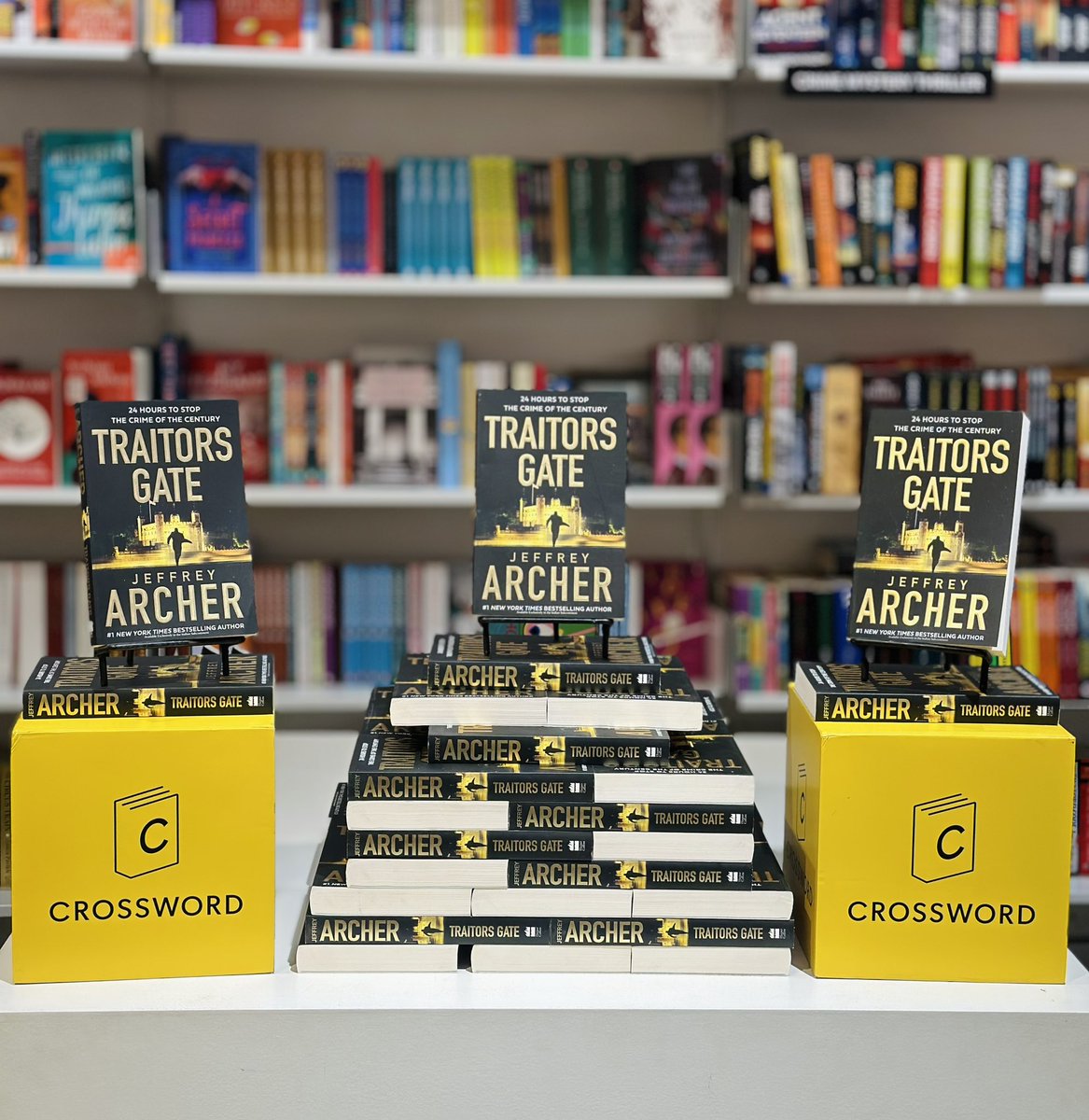 Brace yourselves, #WilliamWarwick is back and ready to tackle a whirlwind of mystery and intrigue in @Jeffrey_Archer’s sizzling new release, #TraitorsGate Get your copies today from Crossword! crossword.in/products/trait…