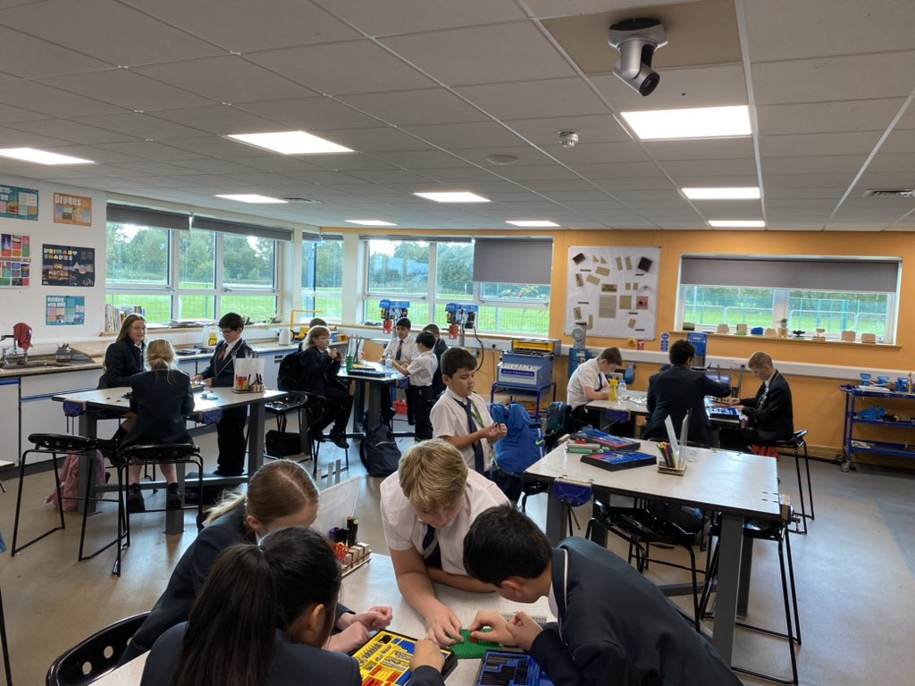 Awesome turnout for LEGO club tonight <a href="/SCA_Community/">Salford City Academy</a>  Who will win the house points for best model today 🤔