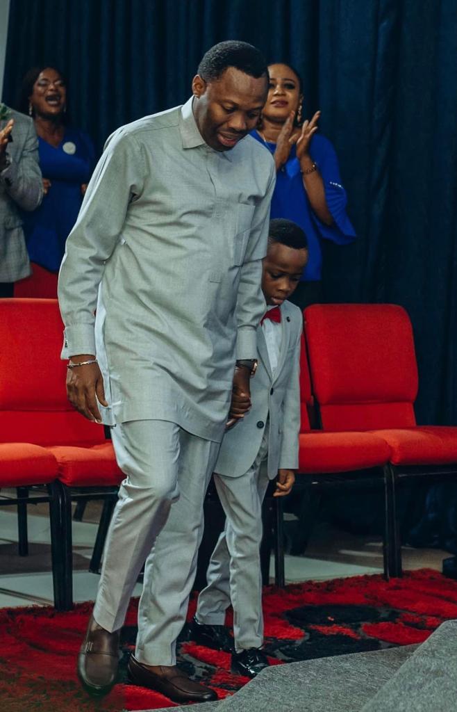 LovethIyonawan's tweet image. I LOVE THIS!...

My King❤️ and my Prince(Number 2)👑👑.....What a spit of his father! 

IMPECCABLE DUO👌

I was overjoyed when they said, “Let’s go up to the house of the Lord.”
Psalms 122:1 TPT

Son of GOD @jordaniyonawan
#fatherandson #thirdborn  #graced #iyonawandynasty