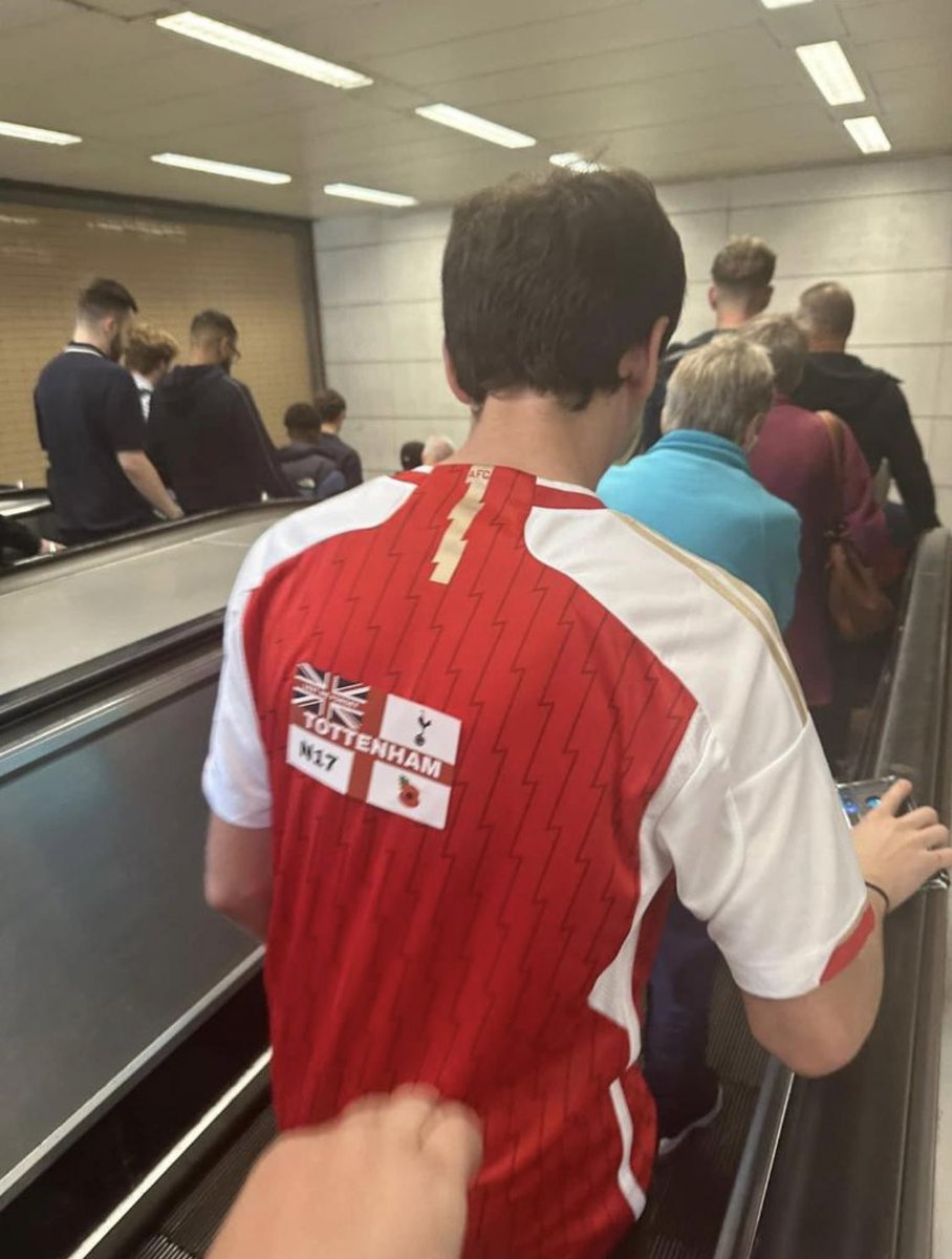 AwayDaySlaps's tweet photo. 👋 @Arsenal fan walking around with a @SpursOfficial slap on his back at the NLD

📍 Emirates Stadium

📸 @STurner2011 

✉️ Send submissions via DM to be featured #THFC #AFC #NLD https://t.co/rarU9ixf9O