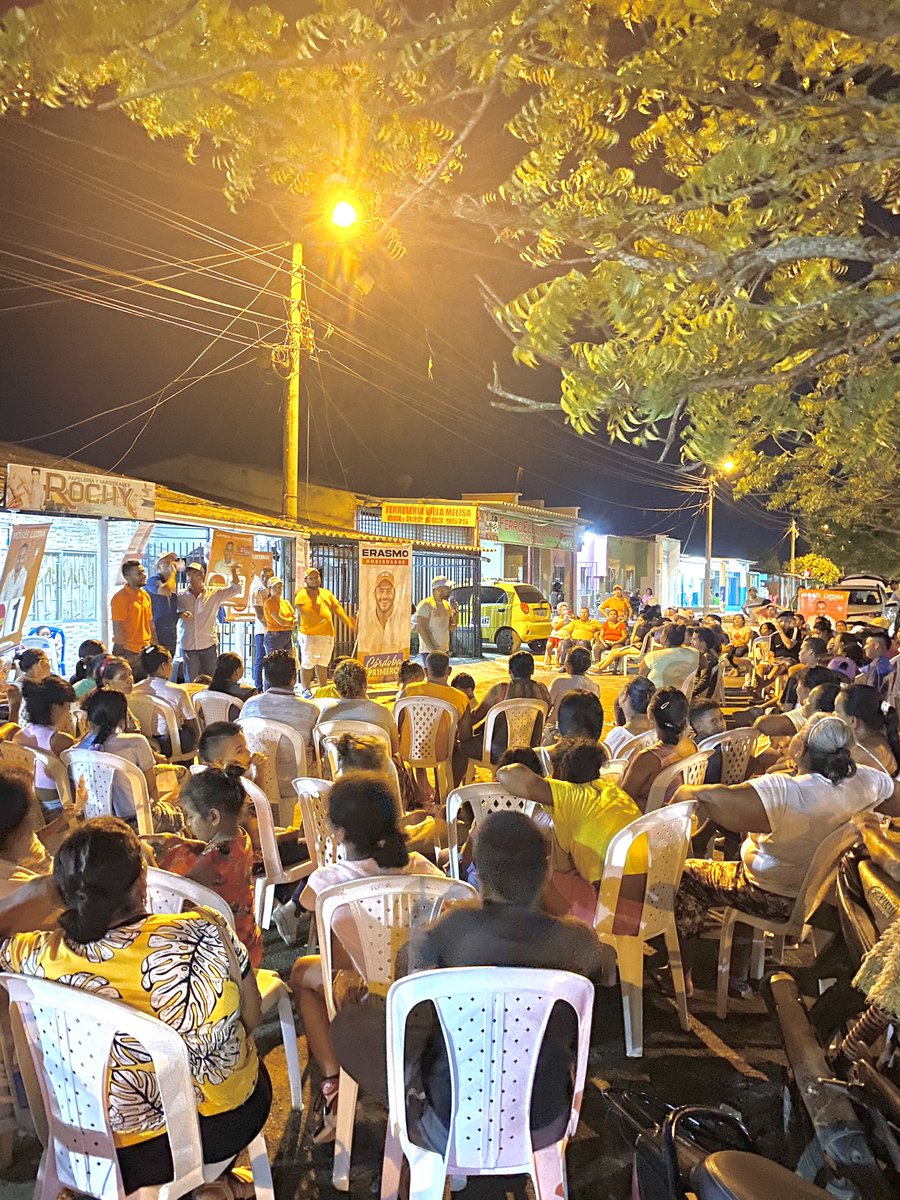 MoisesLicona_'s tweet photo. Desde la comuna 4, la noche de ayer ratificamos nuestro compromiso con los monterianos. #MonteríaAvanza 🙏🏽🧡 https://t.co/dYd9iYbCep