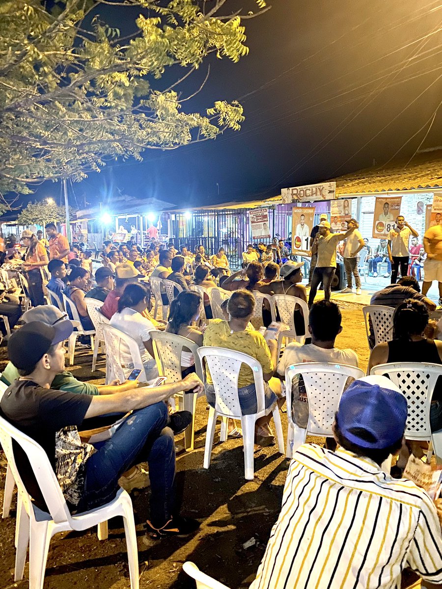 MoisesLicona_'s tweet photo. Desde la comuna 4, la noche de ayer ratificamos nuestro compromiso con los monterianos. #MonteríaAvanza 🙏🏽🧡 https://t.co/dYd9iYbCep