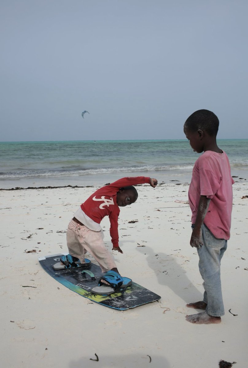 🧒 Children are the future of the planet.

And these children trying out the board of Hussin (one of our charity partners) have understood this.

🌏 MW DAO is helping to build a better world with its DAO Members and charity partners.

Together, we transform digital intent 
(1/2)