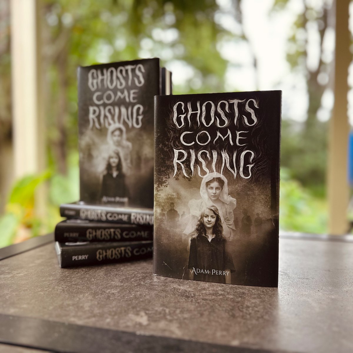 Fall is here and I am giving away 5 copies of my #middlegrade book GHOSTS COME RISING. Just follow and retweet to enter. Winners announced Oct. 3. Continental US only. #beeareader #BOOKGIVEAWAY