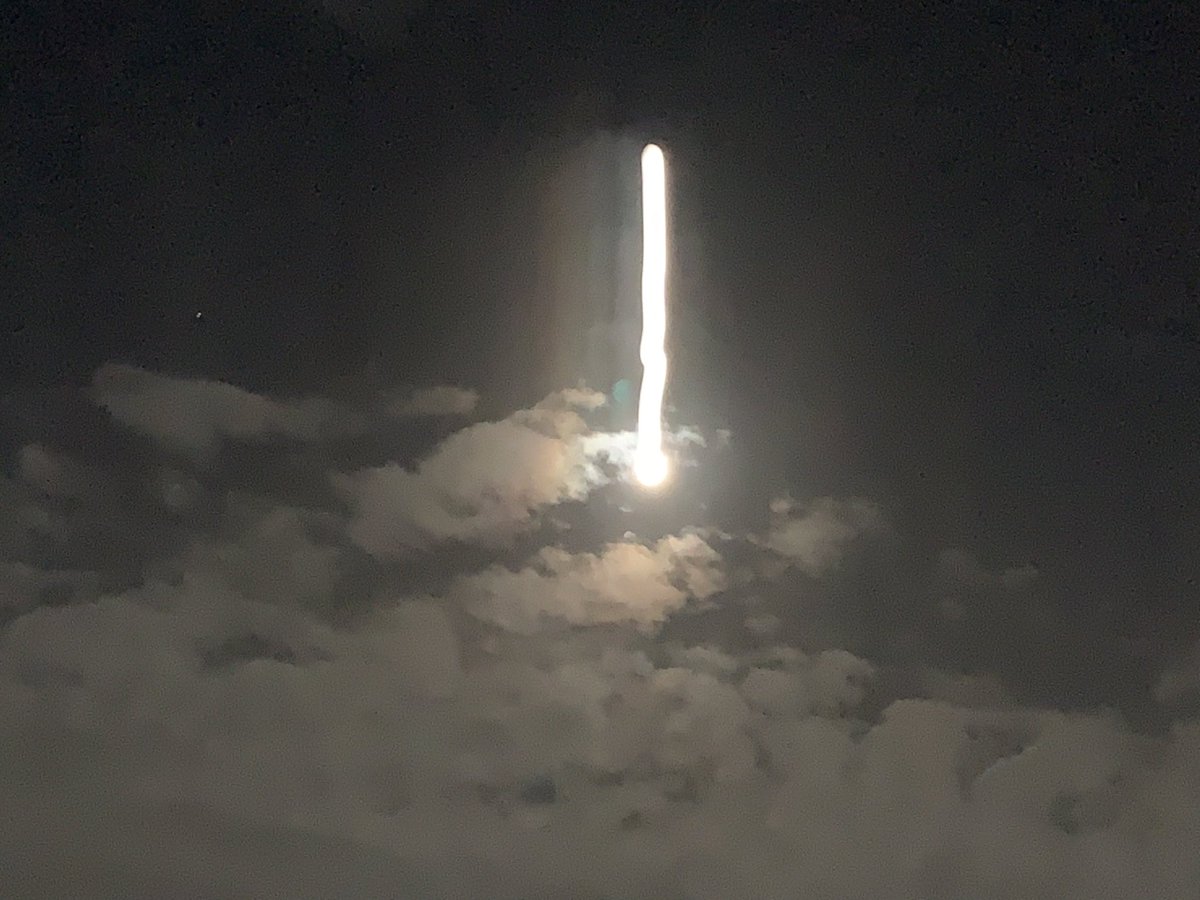 TH41084763's tweet photo. 今日、月の周りが虹っぽく🌈見えたから綺麗だなぁ✨と思い、写メ撮ったらへんな月が撮れた😅
手がブレただけかな？🤔 https://t.co/77PrtrT6KB