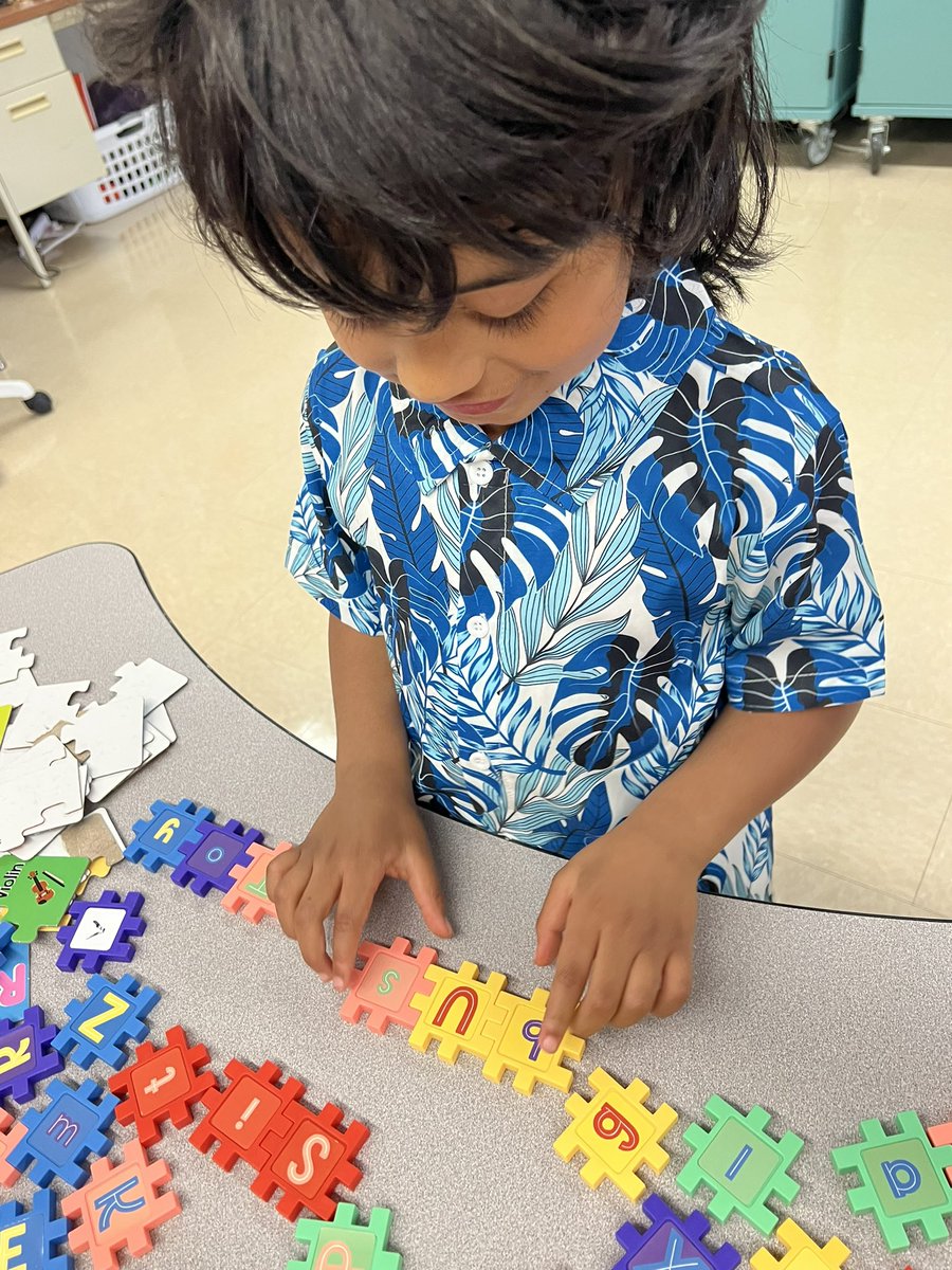 twyatt21's tweet image. Building our favorite words and skills! #independentwork #112leads #sherwoodshines112  @SherwoodPandas @lsachs_