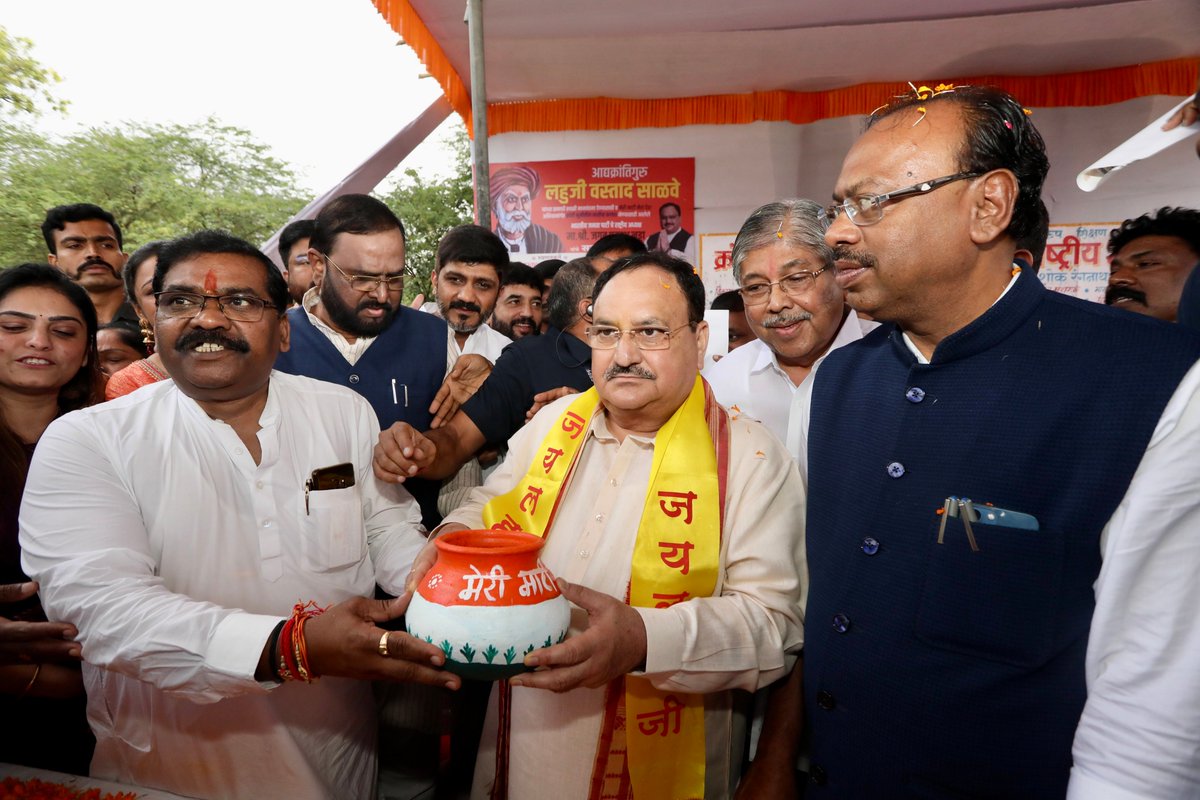 JPNadda's tweet photo. आज पुण्यातील वस्ताद लहुजी स्मारकात जाऊन थोर स्वातंत्र्यसेनानी क्रांतीवीर लहुजी साळवेजी यांच्या प्रतिमेला पुष्पहार अर्पण करून आदरांजली वाहिली आणि मातंग समाजातील बांधवांची भेट घेतली.

क्रांतीवीर लहुजी साळवेजींनी सशस्त्र क्रांती करत भारतीय स्वातंत्र्य संग्रामात इंग्रजांच्या विरोधात लढा दिला. दलितांच्या उद्धारासोबतच शिक्षण आणि सामाजिक न्याय मिळावा यासाठी आपलं संपूर्ण आयुष्य वाहून घेतलं.

वंचित, पीडितांच्या कल्याणासाठी त्यांनी केलेला संघर्ष सदैव प्रेरणा देणारा आहे.