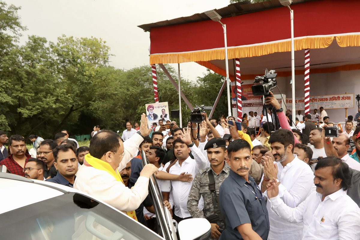 JPNadda's tweet photo. आज पुण्यातील वस्ताद लहुजी स्मारकात जाऊन थोर स्वातंत्र्यसेनानी क्रांतीवीर लहुजी साळवेजी यांच्या प्रतिमेला पुष्पहार अर्पण करून आदरांजली वाहिली आणि मातंग समाजातील बांधवांची भेट घेतली.

क्रांतीवीर लहुजी साळवेजींनी सशस्त्र क्रांती करत भारतीय स्वातंत्र्य संग्रामात इंग्रजांच्या विरोधात लढा दिला. दलितांच्या उद्धारासोबतच शिक्षण आणि सामाजिक न्याय मिळावा यासाठी आपलं संपूर्ण आयुष्य वाहून घेतलं.

वंचित, पीडितांच्या कल्याणासाठी त्यांनी केलेला संघर्ष सदैव प्रेरणा देणारा आहे.