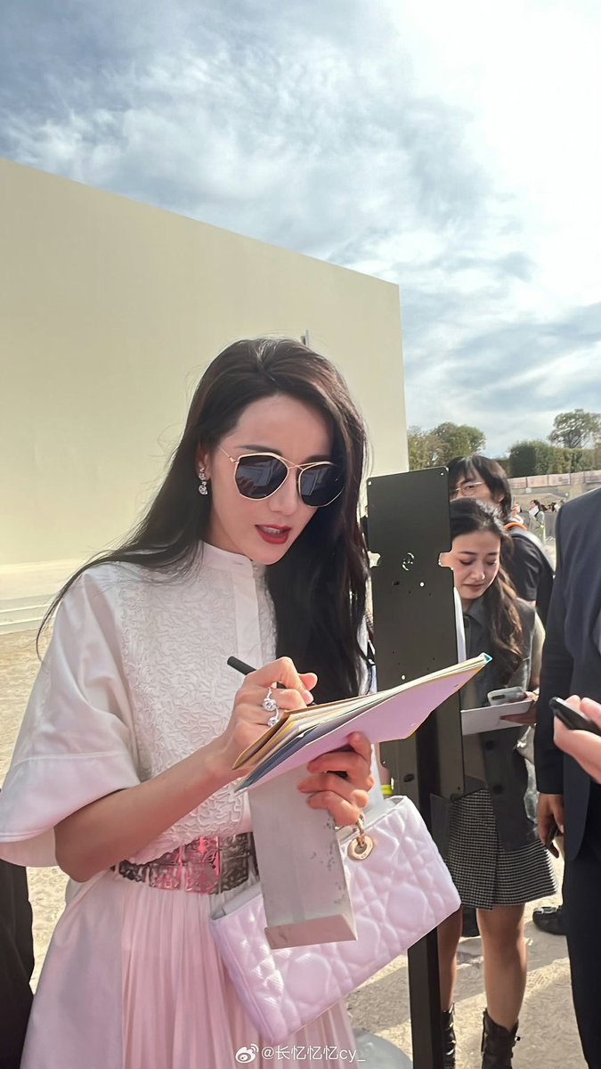 dilireba_'s tweet photo. 230926 #dilireba #迪丽热巴 ♔

» after dior ss24 show — op mentioned that she took her letter and even talked to her. she asked, the letter isn’t in french right? (😂)

© 长忆忆忆cy_ https://t.co/NVxYtI8rjX