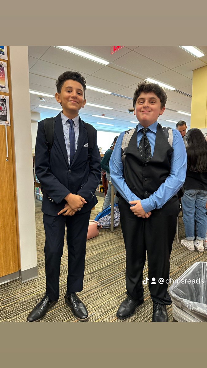 PennyFeeney's tweet photo. Tell me itβs picture day without telling me itβs picture day!! #lookingfly #ohmsreads @OnondagaM https://t.co/pbKVXi32yu