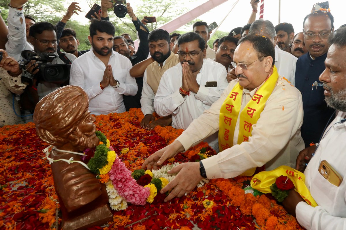 JPNadda's tweet photo. आज पुण्यातील वस्ताद लहुजी स्मारकात जाऊन थोर स्वातंत्र्यसेनानी क्रांतीवीर लहुजी साळवेजी यांच्या प्रतिमेला पुष्पहार अर्पण करून आदरांजली वाहिली आणि मातंग समाजातील बांधवांची भेट घेतली.

क्रांतीवीर लहुजी साळवेजींनी सशस्त्र क्रांती करत भारतीय स्वातंत्र्य संग्रामात इंग्रजांच्या विरोधात लढा दिला. दलितांच्या उद्धारासोबतच शिक्षण आणि सामाजिक न्याय मिळावा यासाठी आपलं संपूर्ण आयुष्य वाहून घेतलं.

वंचित, पीडितांच्या कल्याणासाठी त्यांनी केलेला संघर्ष सदैव प्रेरणा देणारा आहे.
