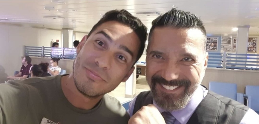 rcm_mike's tweet photo. Steven M. Quezada, en un break de su carrera actoral, decidió hacer standup comedy en cruceros. Fui a uno de sus shows y fue un éxito. Esa noche fui al #crewbar con los panas y el actor decidió llegar para conocer a los tripulantes. Compartimos par chelas y charlamos temas varios https://t.co/m1iBKsMX0L