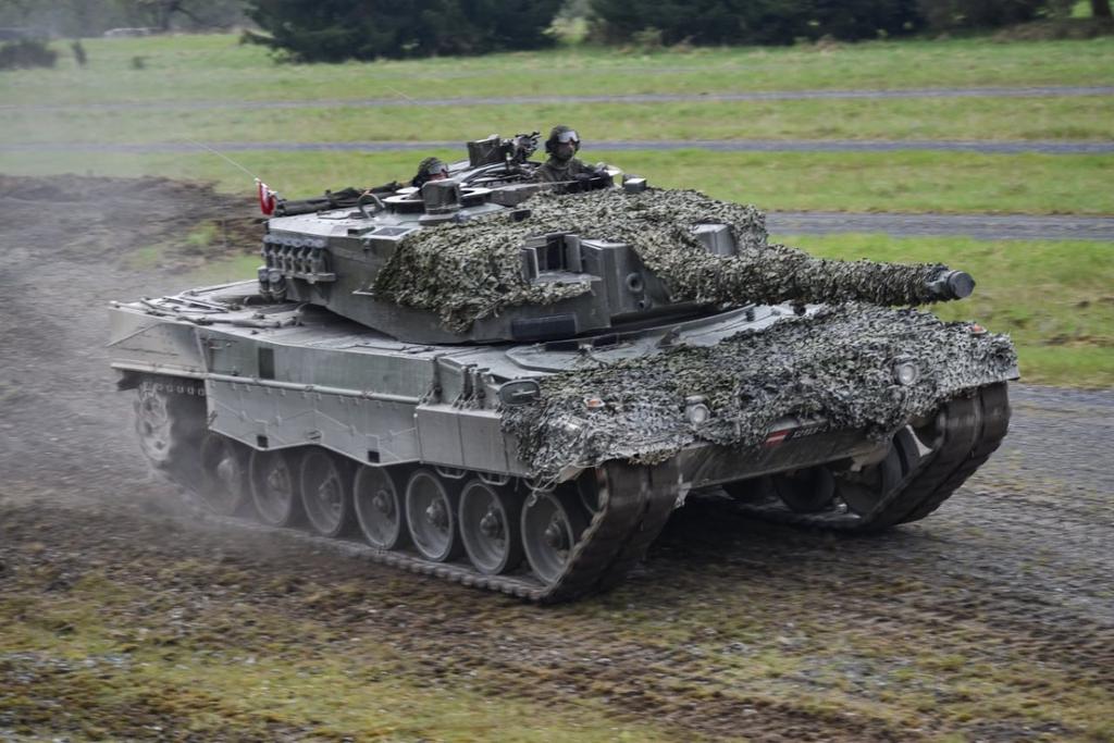 kardinal691's tweet photo. "Err, thanks, #Switzerland, I think?' 🤔
🇨🇭🇩🇪 #Switzerland sells 25 #Leopard_2 to #Germany, but on the condition that these tanks do not reach #Ukraine, mass media
The upper house of the parliament passed the decision by 25 votes to 15 with three abstentions. https://t.co/VQvA6qhpnR