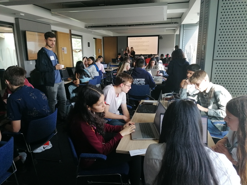 PhysicsNews's tweet photo. Students heard from a number of speakers including Josh Dunn from  @orcacomputing and the IOP’s @louisbarson and had access to experts including from @Riverlane_io and @PhasecraftLtd as they undertook coding challenges and learned more about quantum and careers in the sector. https://t.co/BiCAJjC9Zy