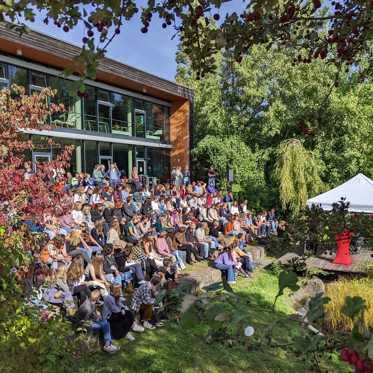 Bei bestem Sonnenschein starteten gestern rund 400 Studienanfänger:innen an der #AlanusHochschule für Kunst und Gesellschaft in ihr Studium - herzlich willkommen! 🌻