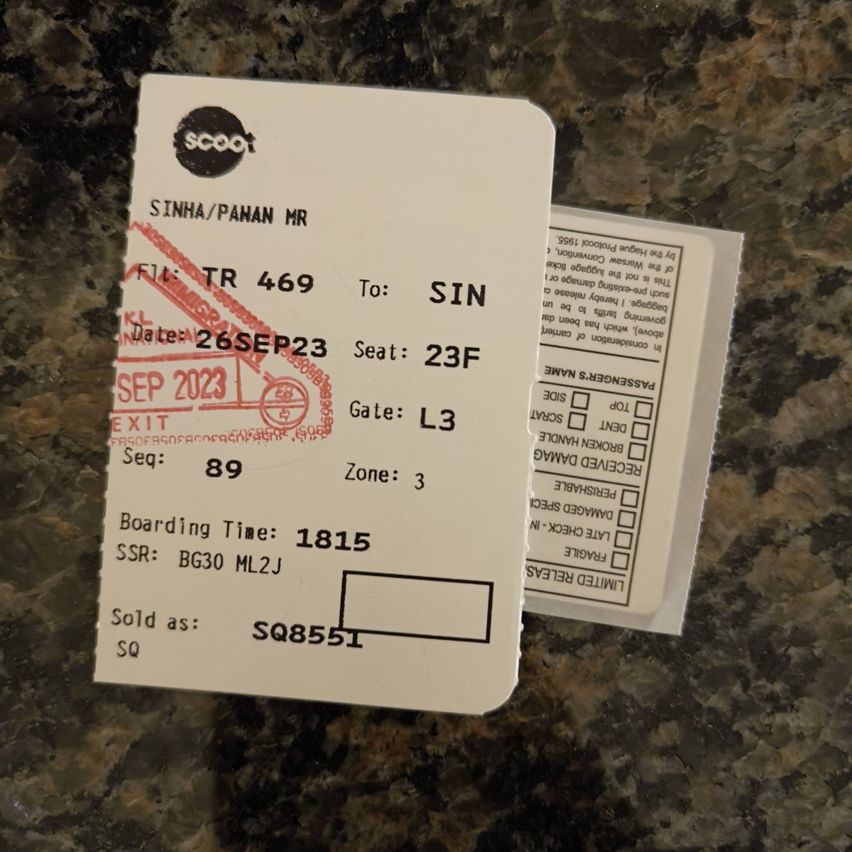 PawanSinha17's tweet photo. @flyscoot @SingaporeAir Please pay for my damaged Suitcase. I flew today from KL to SG and arrived with a damaged Suitcase which was in cargo. Please refer to images and video for your reference. https://t.co/nZNb9g0uI2