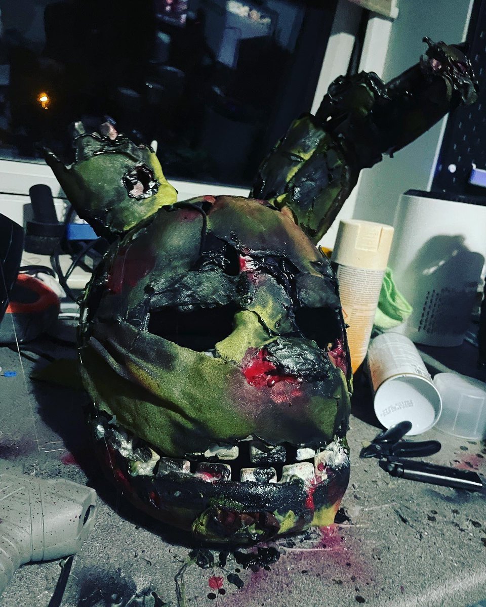 c_squida's tweet photo. Some lights arrived. #cosplay #springtrap #fnaf https://t.co/HyRB6Txov7