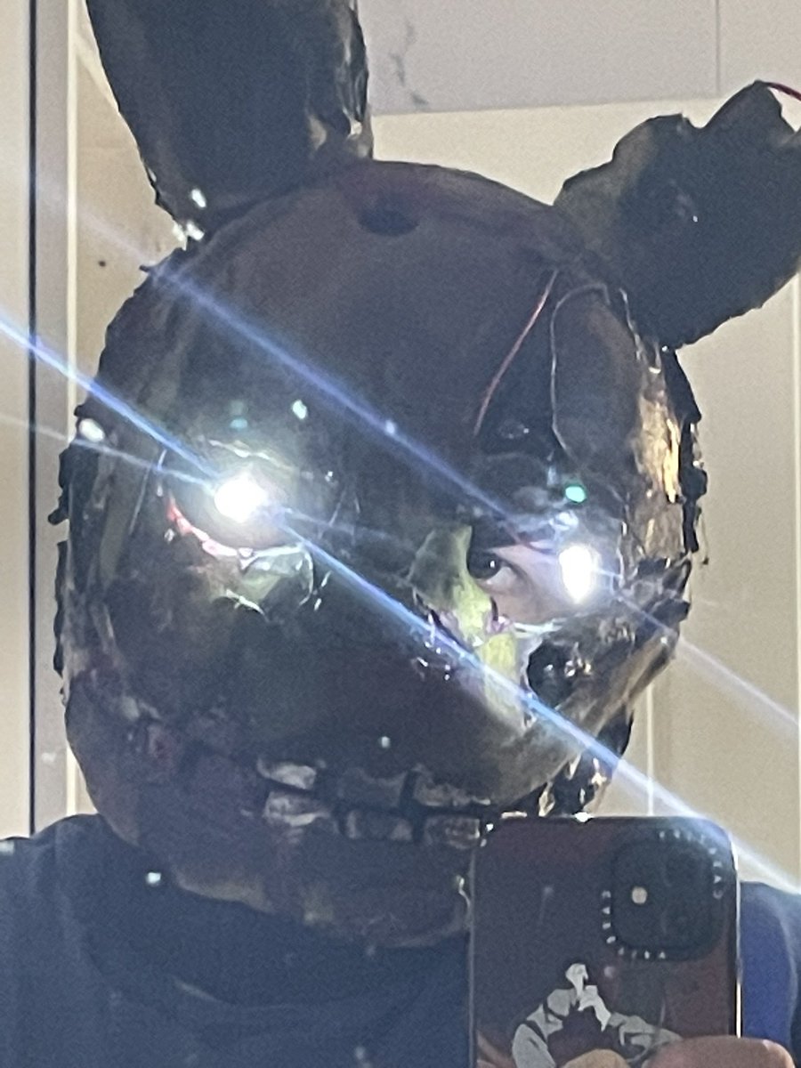 c_squida's tweet photo. Some lights arrived. #cosplay #springtrap #fnaf https://t.co/HyRB6Txov7