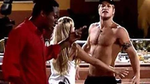 Diego Alemão praticamente voltou no passado e achou que estava no bbb kkkk , após sair da cadeia simplesmente atacou os repórteres,  defendeu o amigo Kayky Brito e cobrou respostas a Bruno De Luca. O bicho é doido das ideias. O advogado dele endoidou kkkk