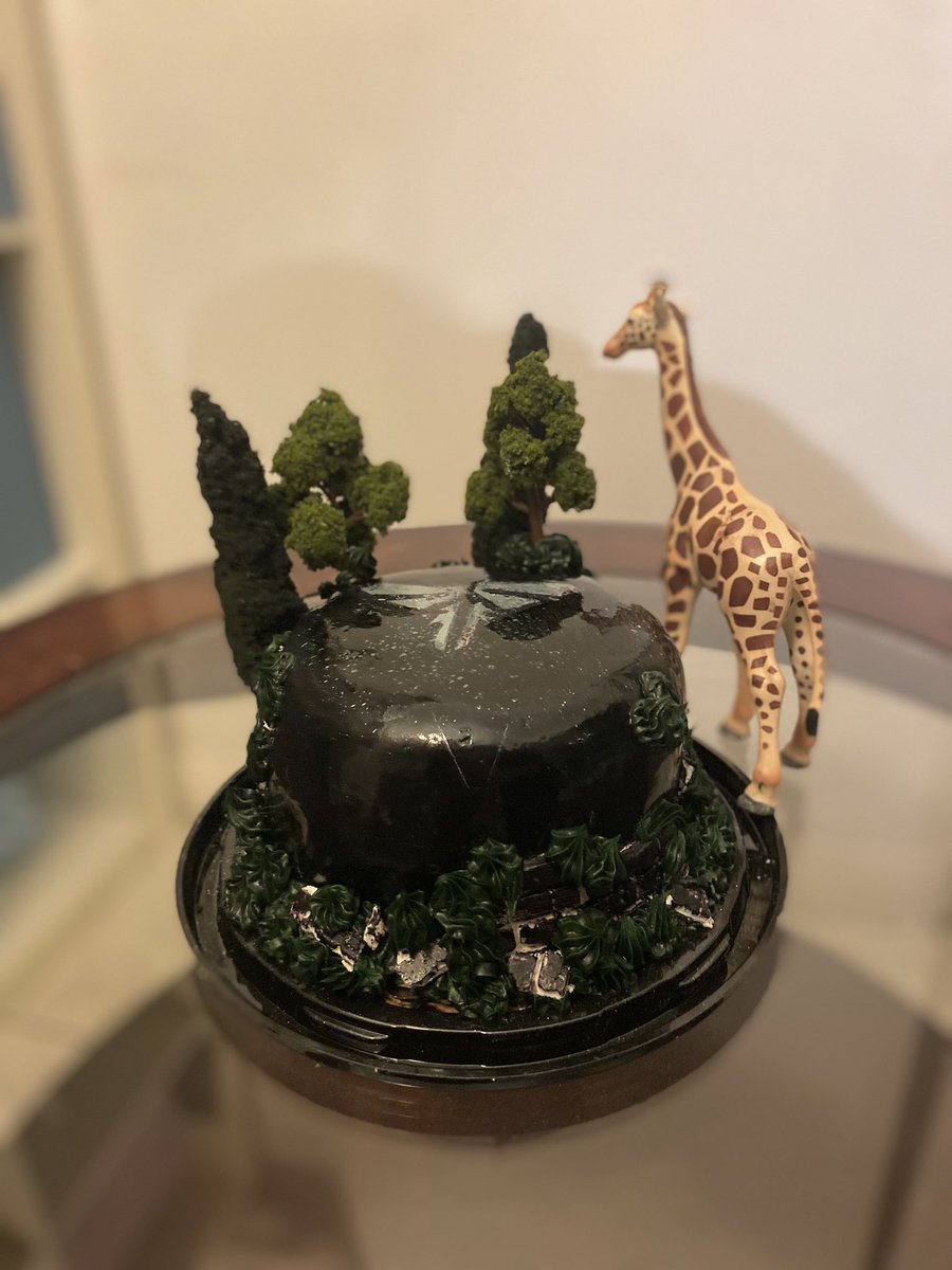 first time decorating a cake for <a href="/darren_kwan/">Darren Kwan</a> 1 year at the kennel and #TLOUDay!