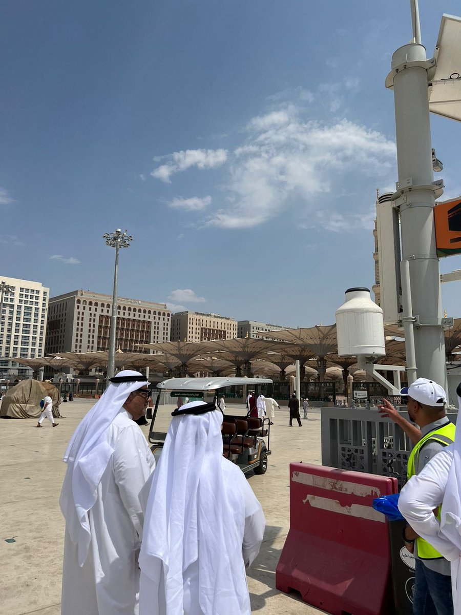 NCMKSA's tweet photo. الرئيس التنفيذي للمركز  د. أيمن غلام يقف على جاهزية محطات الرصد الأوتوماتيكية بالحرم النبوي، ويعاين المواقع المقترحة لمحطات الرصد  الجديدة في ساحات الحرم

#نحيطكم_بأجوائكم https://t.co/JxRqr7ZI88