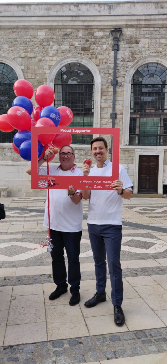 FruitLivery's tweet photo. The Lord Mayor shared an apple or two with 'Team Fruiterers' &amp; the Master Fruiterer at Pewterers' Hall for City Giving Day today! Did you spot a Fruiterer whilst out &amp; about? (images borrowed from @citylordmayor). #citygivingday #FruitLivery #charity #CityofLondon #fruit #apples https://t.co/SX8c6cco8V