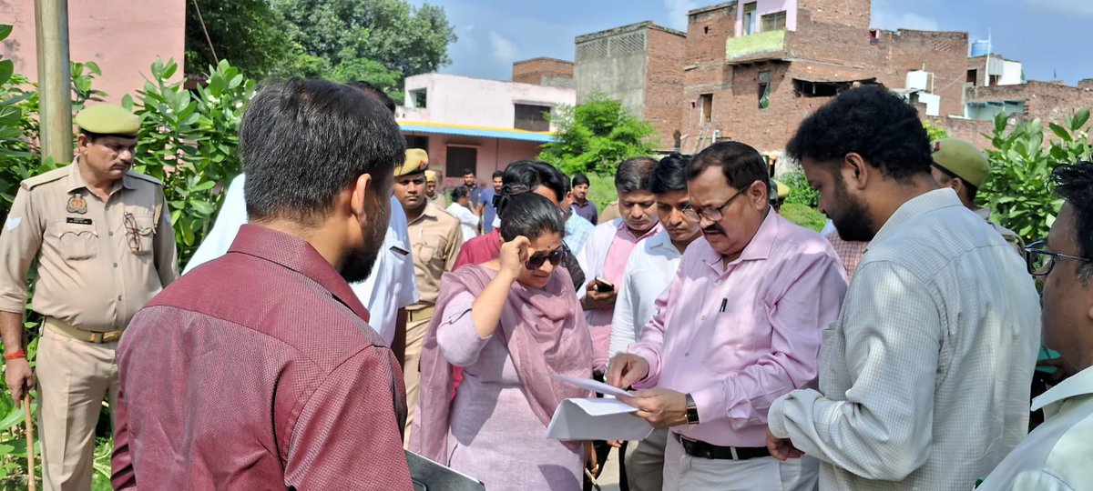 DM_MIRZAPUR's tweet photo. जिलाधिकारी प्रियंका निरंजन ने मेडिकल कालेज के लिये महिला अस्पताल के ध्वस्तीकरण किये जाने वाले पुराने भवनो का किया निरीक्षण।
अपस्ताल  के पीछे परिसर में गंदगी देख व्यक्त की नाराजगी, दो दिवस के अन्दर सफाई कराने का दिया निर्देश।
@CMOfficeUP @ChiefSecyUP @InfoDeptUP @ShishirGoUP https://t.co/OLkAaERjMl