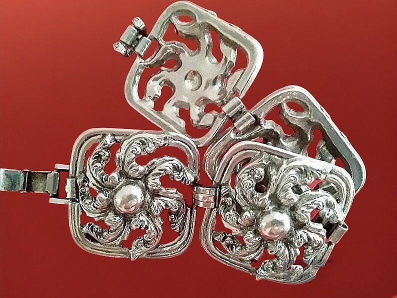 renaissancefai's tweet photo. https://t.co/s2HhqTIyGW
#bracelet #vintage #potmetal #wide #silver #artNouveau #sun #floral #raisedRelief #chunky #large #statement #wellmade #rare #sophisticated #giftForHer #quality #madeinUSA https://t.co/xKojzACq2c