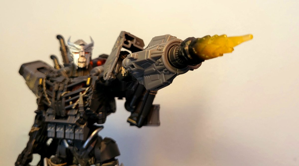 ThatOneN3rd_'s tweet photo. Recently got the #novaforge upgrade kit for #Transformers Studio Series #Scourge and it looks awesome! Fixes all my issues with the headsculpt and even fills out the legs a bit. I'm excited for what the #DNAdesign kit will further improve👀
#toyphotography https://t.co/t48Y179eXs