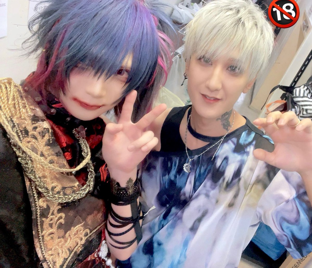 ibuki_d_out's tweet photo. 9/26 ヘヴンツアー名古屋E.L.L

トリでした。ぶっ飛ばしました。
アンコールではシャングリラのタイトルコールが🌚

今日は久しぶりにツーショ撮ってみました。ゆーちゃん律儀に150円本当に置いてた。
ので
このままネコババしようと思います。

次は明後日広島セミファイナル🌚 https://t.co/RzYzS23u2v