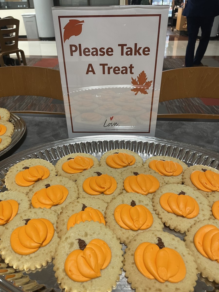 CarrollUDining's tweet photo. Hello Fall. Stop the Campus Cwnter for a free cookie. Love, Chartwells #carrolludining #carrollu https://t.co/lPsroBQHfV