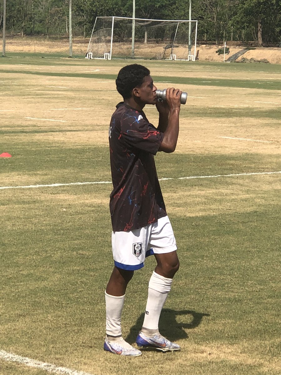 Resende_FC's tweet photo. TREINA E HIDRATA ⚽️☀️ #SUB17 #BaseResendeFC https://t.co/In4QiLCsQ8