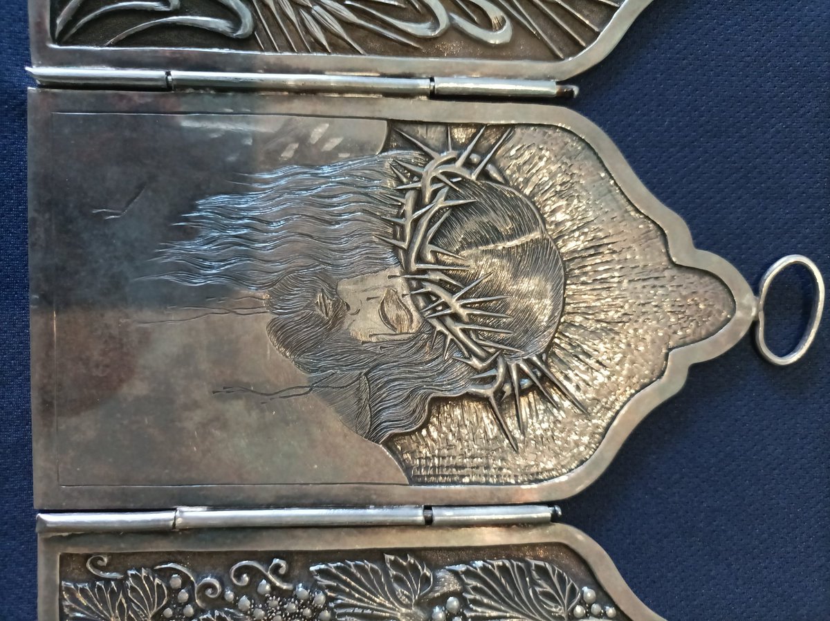 Joyeriascom's tweet photo. Se vende tríptico de plata grabado y rebajado a buril basado en la gran obra del Cristo de San Plácido realizado por Velázquez. Sus medidas son 16 cm de alto por 18 cm de ancho y 4 mm de grosor y peso 950gr. Para más información, contáctanos

#trípticodeplata https://t.co/oZhGzPZW4F
