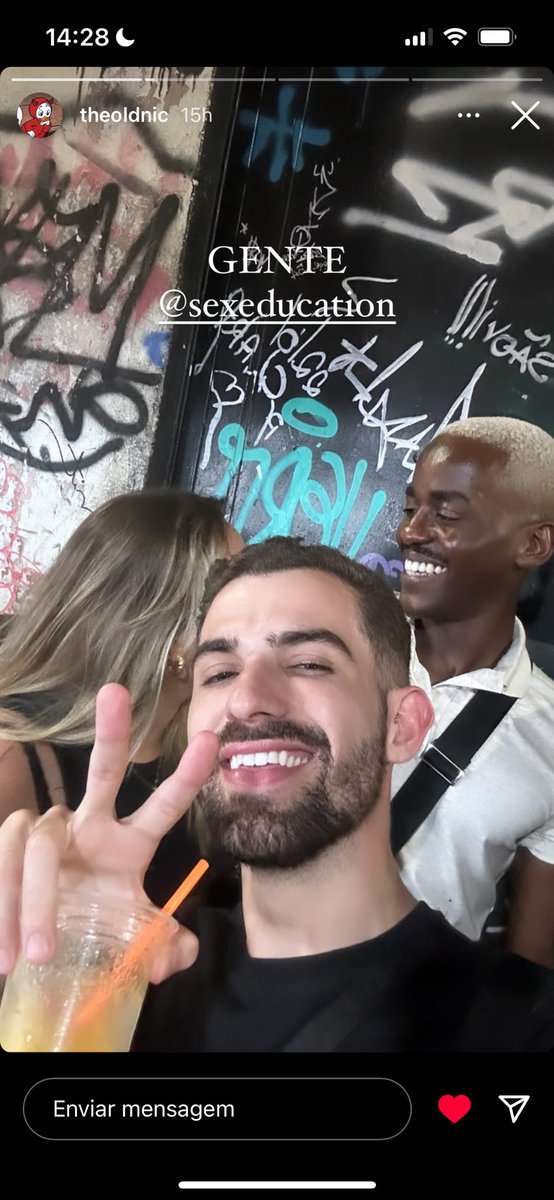 biademas1's tweet photo. Meus amigos me mandaram essa foto com o Ncuti Gatwa (de sex education) ontem na pedra do sal!!! AAAAA EU TO MORRENDO https://t.co/mkWDvHt6lM